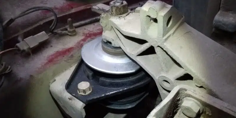 заміна подушки двигуна авто